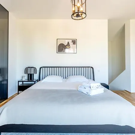 Bright 2Br Flat With Balcony & Comfort *
