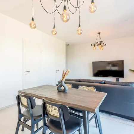 Bright 2Br Flat With Balcony & Comfort *