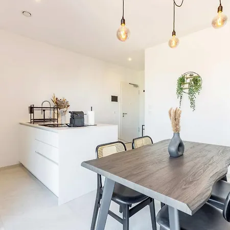 Bright 2Br Flat With Balcony & Comfort Appartement *