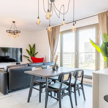Appartement Bright 2Br Flat With Balcony & Comfort *